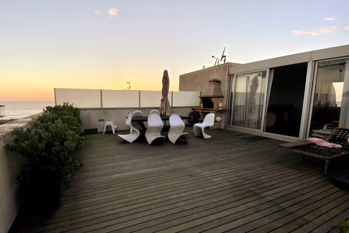 Dachterrasse mit Sonnenschirmen