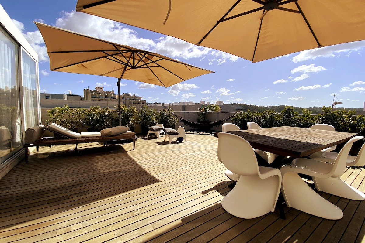 Dachterrasse mit Sonnenschirmen